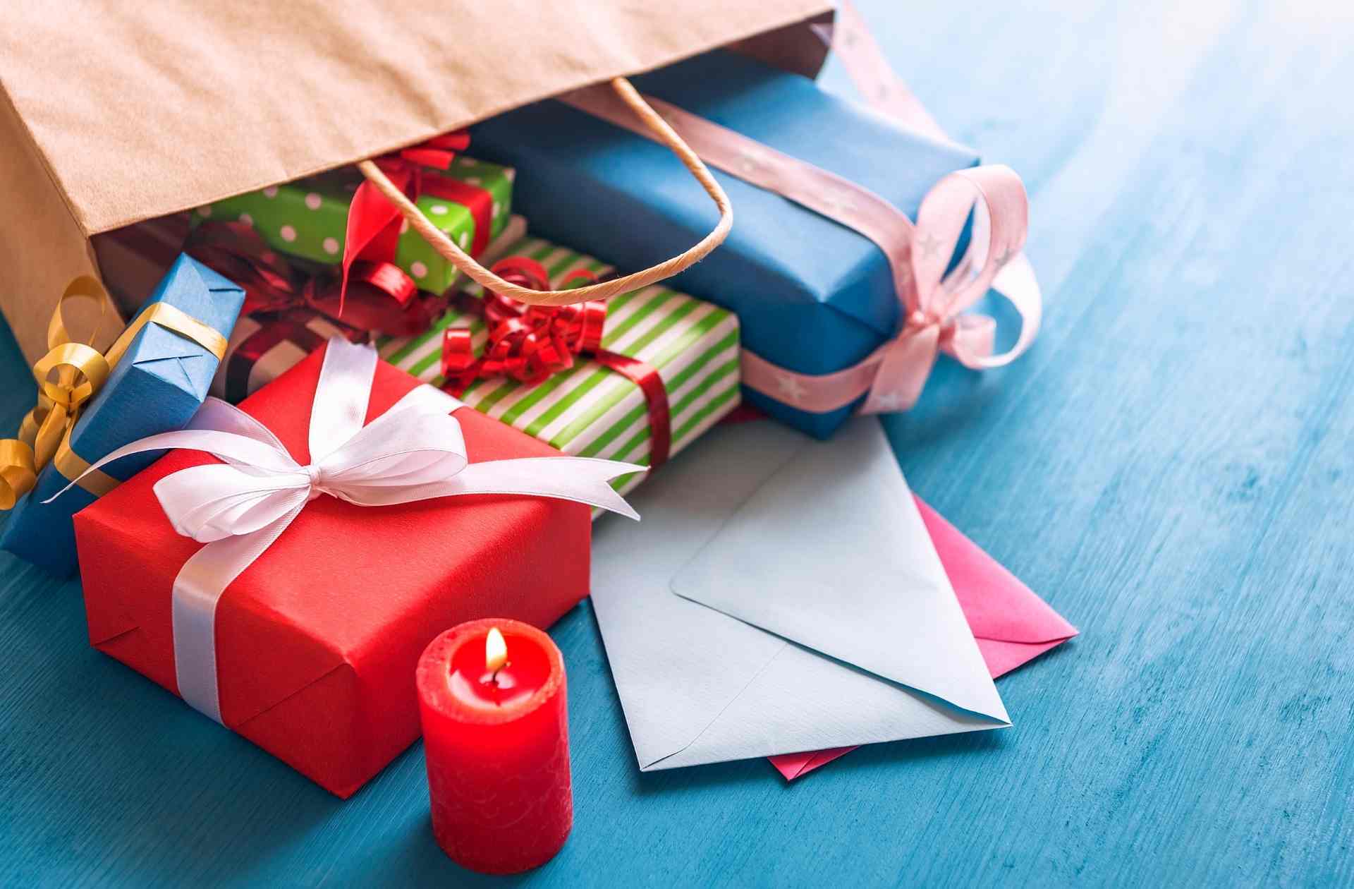 Present papers. Подарок картинка. Подарки картинки красивые. Лента бант для подарка. Фотосессия свеча и упаковка.